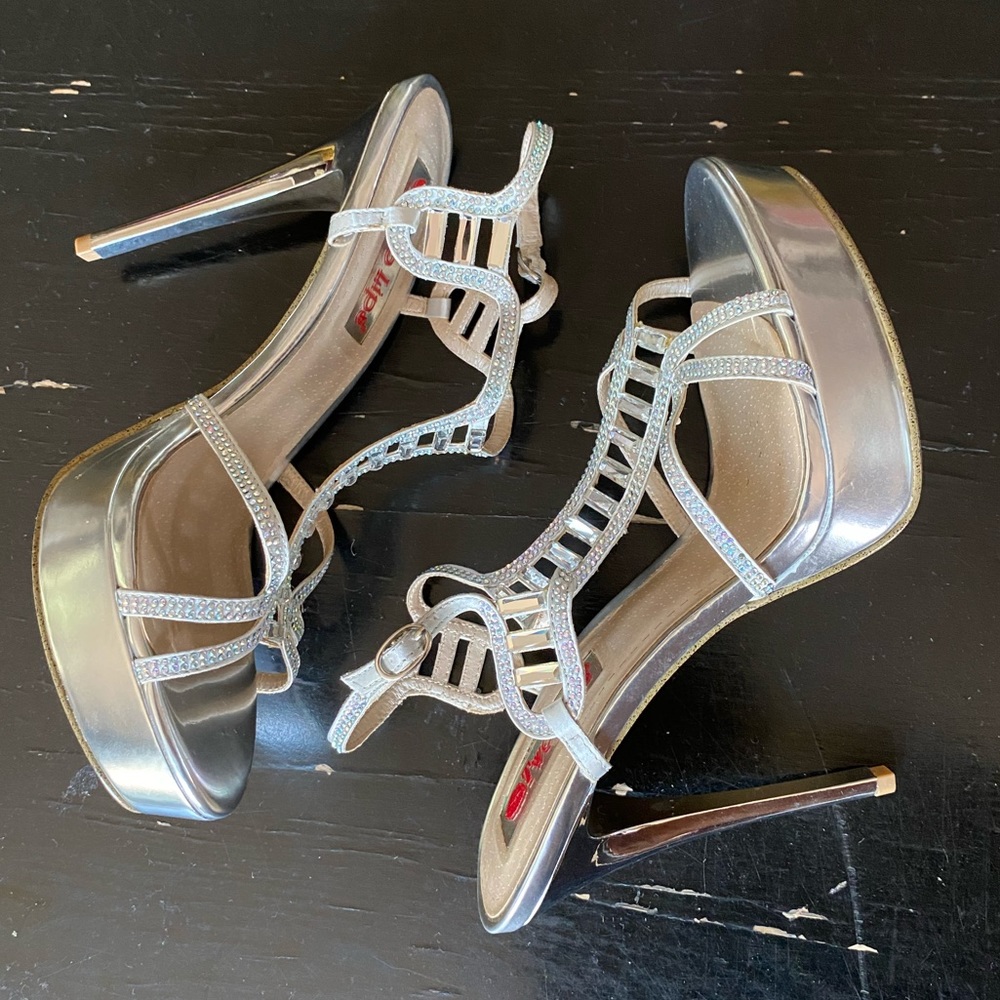 STUNNING silver stiletto w/rhinestone Tstrap.